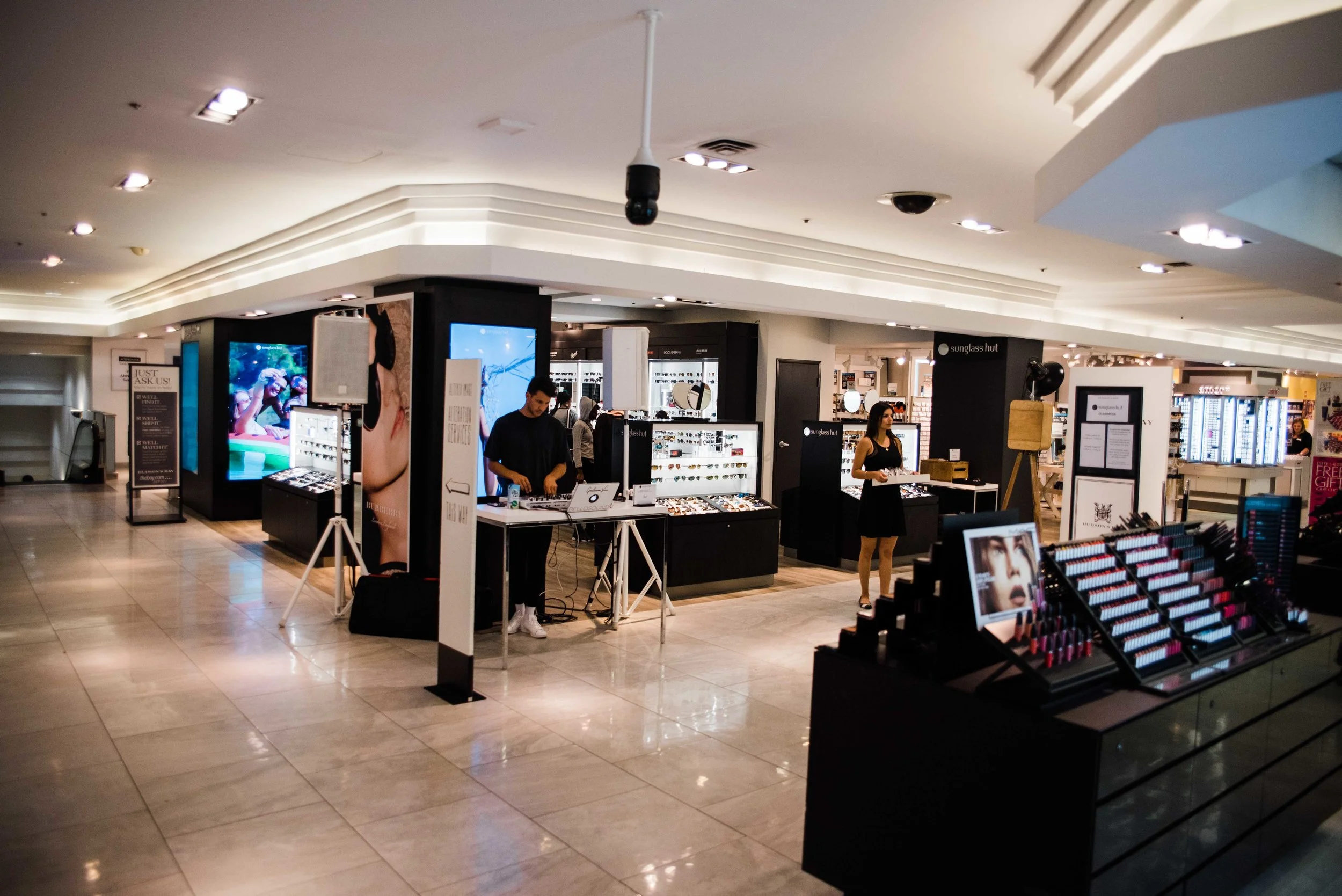 Sunglass hut queen deals street